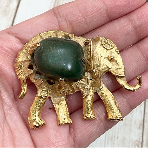 Vintage Unsigned Gold tone Elephant with Green Stone Brooch - Picture 3 of 10